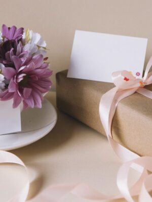 Цветы и подарки