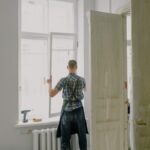 Мастер ремонтирует pexels-ksenia-chernaya-5691551.jpg Мастер ремонтирует